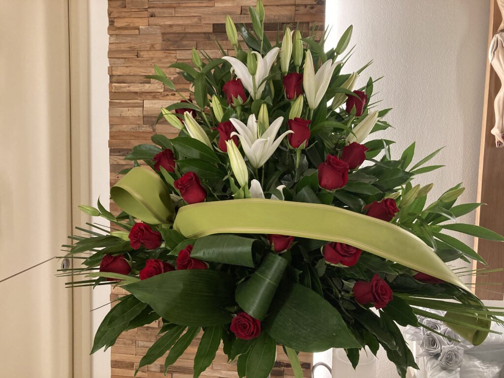 A Ciotola 11 - rose rosse e lilium